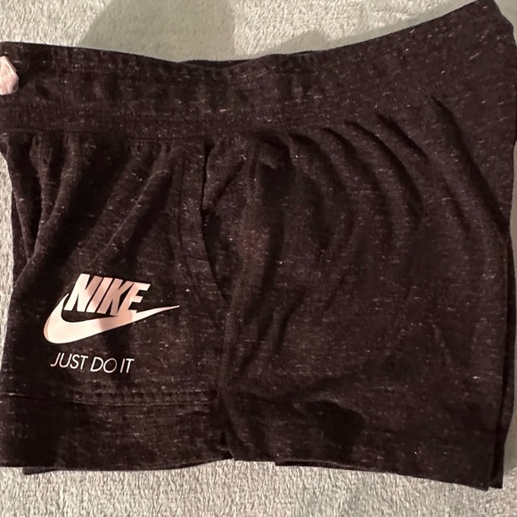 Nike Women's Black Shorts
T3 - Picture 2 of 10